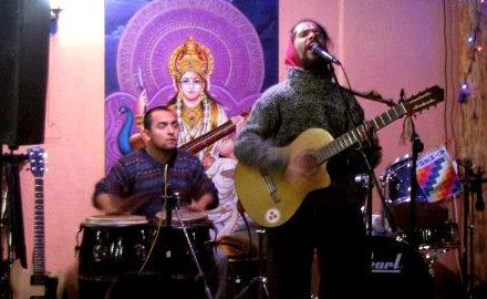 Prabu Goura Nitay acompañando en percusiones en Restorán Govinda